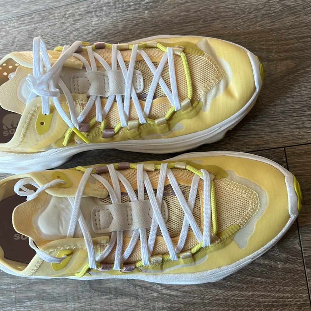 NWOB Women’s Sorel kinetic breakthru lace sneaker Yellow - Picture 3 of 5
